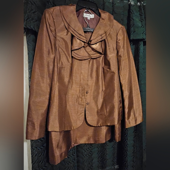 Ladies 2 piece suit (jacket and skirt) - Picture 1 of 7
